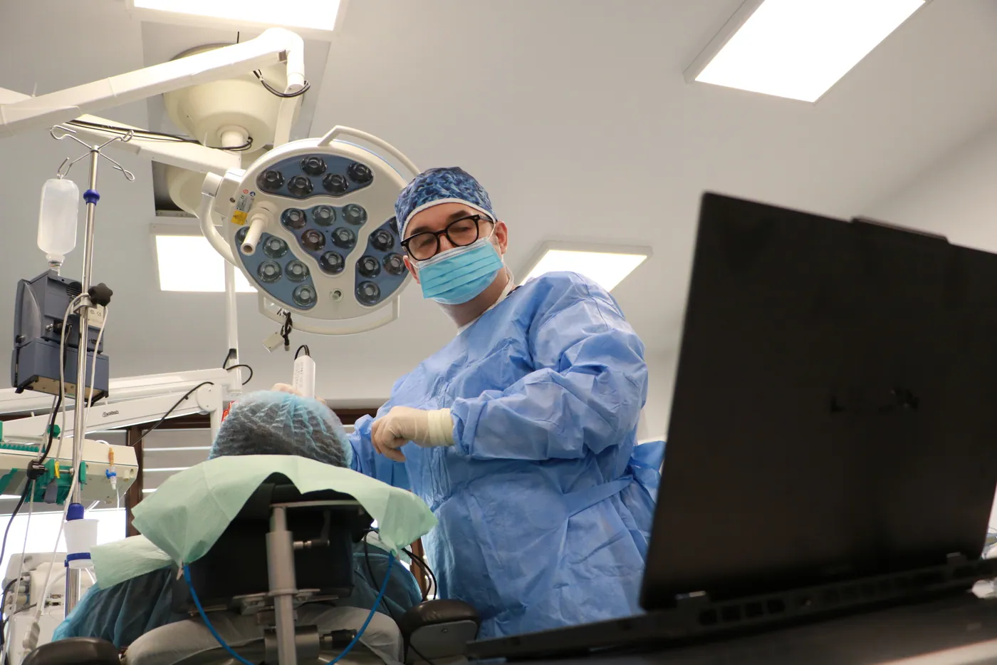 Dr. Olgun Chemal în sala de operație