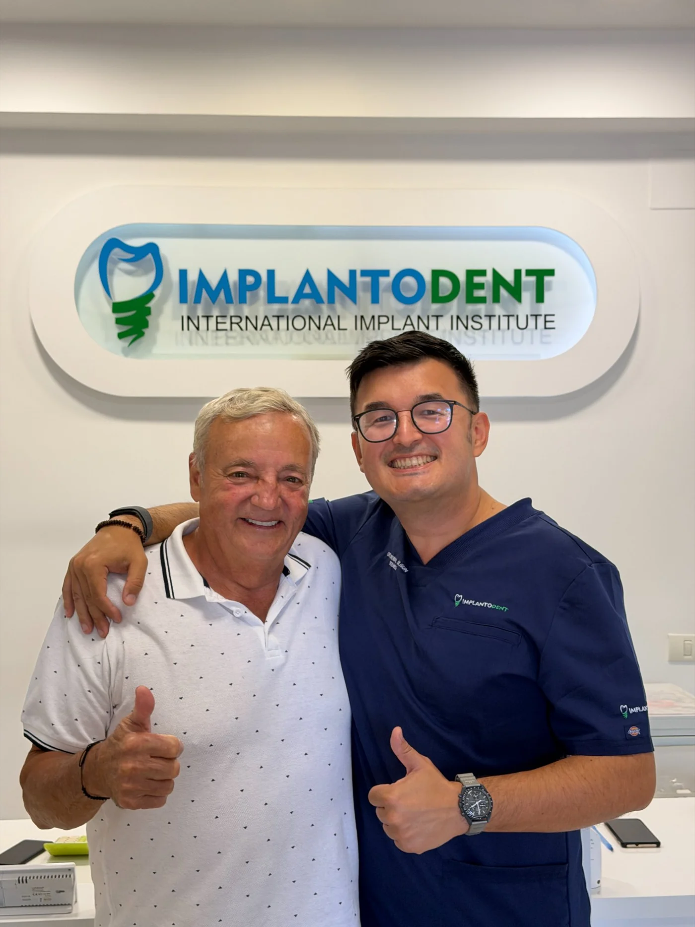 Dr. Olgun Chemal alături de pacient, la finalul tratamentului de reabilitare pe implanturi