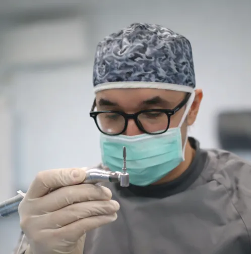 Dr. Olgun Chemal în timpul unei intervenții