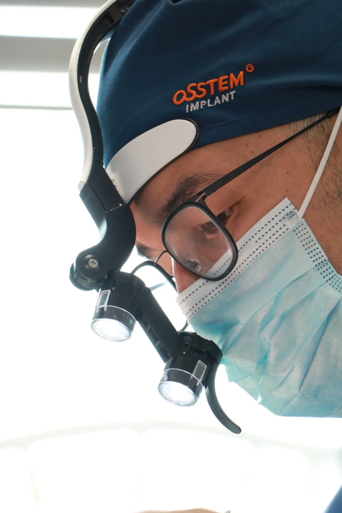 Dr. Olgun Chemal, medic stomatolog, implanturi dentare în Constanța, în sala de operație