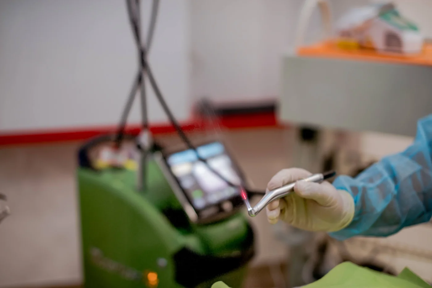 Dr. Olgun Chemal cu piesa de mână a laserului Waterlase, Constanța