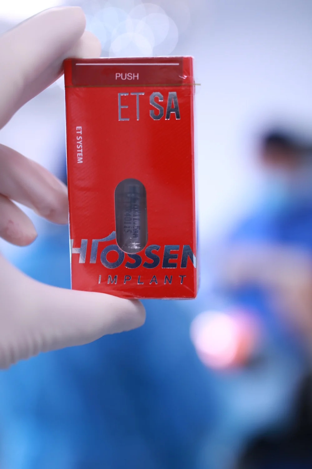Implant Hiossen ET SA în ambalaj steril, în sala de operație