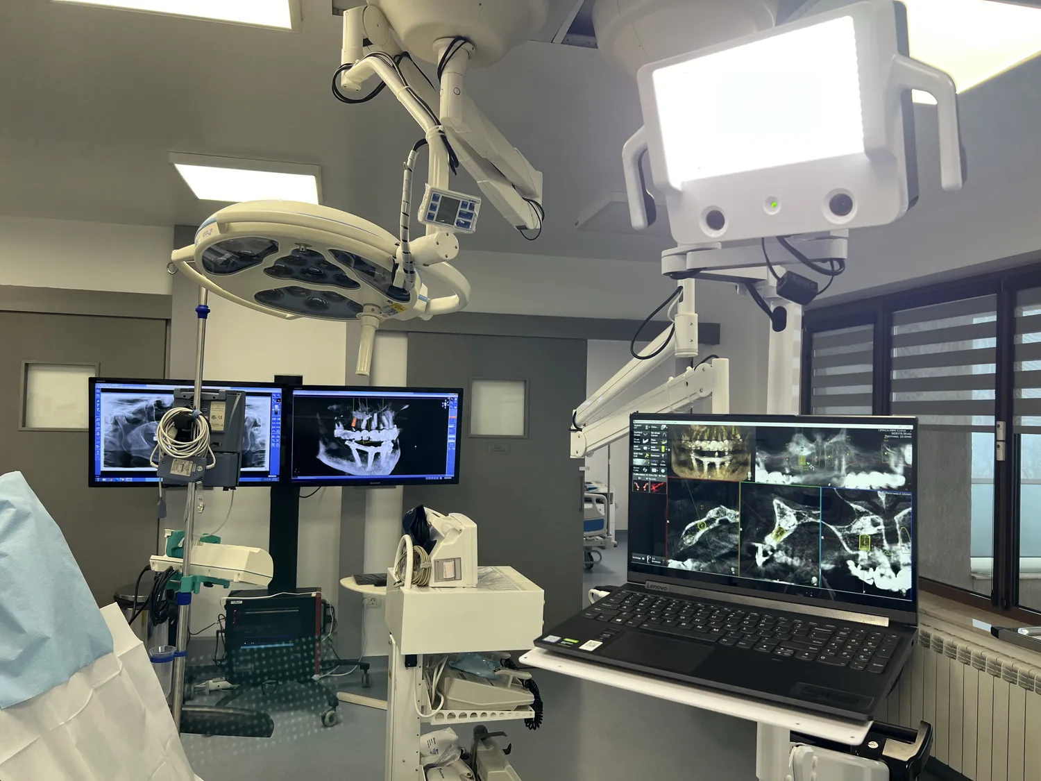 Sala de operație Implantodent echipată pentru chirurgie navigată