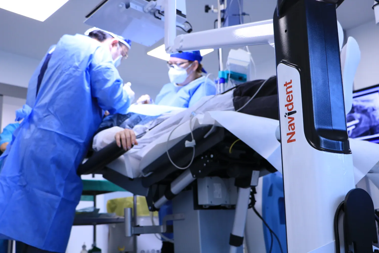 Sistemul de navigație chirurgicală Navident în sala de operație