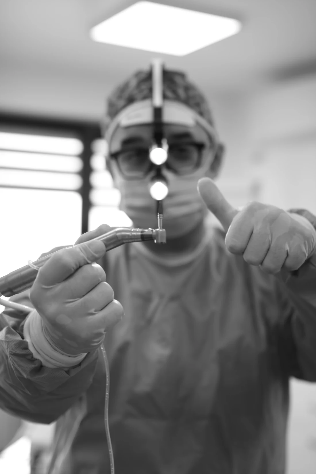 Dr. Olgun Chemal în sala de operație, cu piesa de mână chirurgicală
